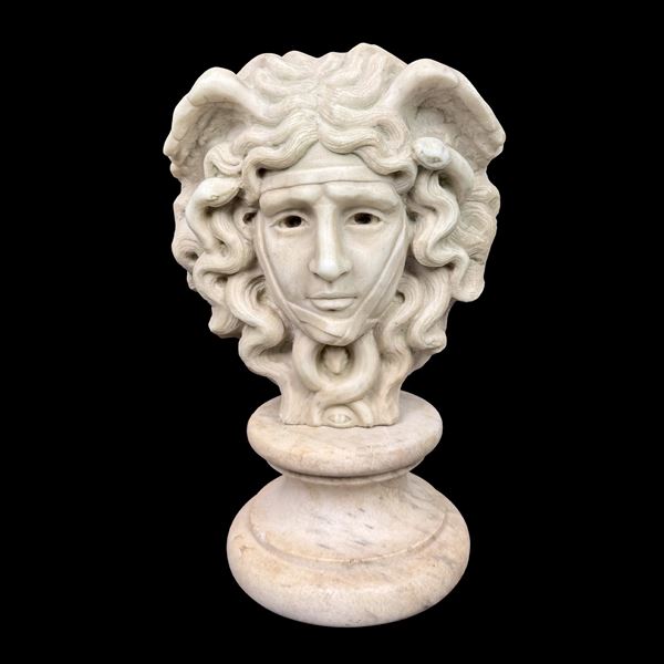 Testa di Medusa alata in marmo statuario