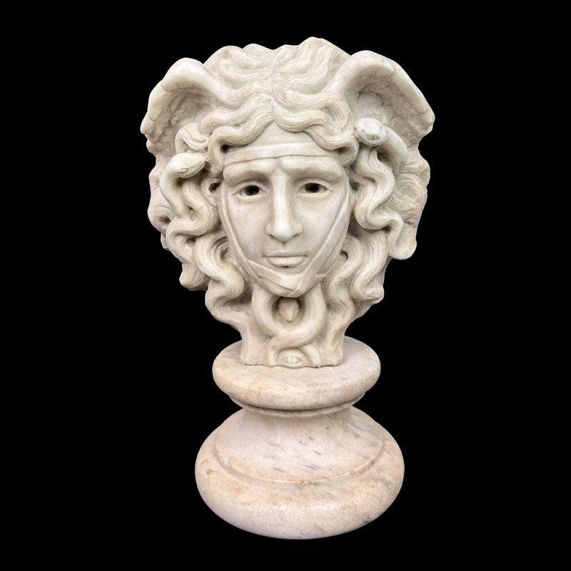 Scultore anonimo, Testa di Medusa alata in marmo statuario