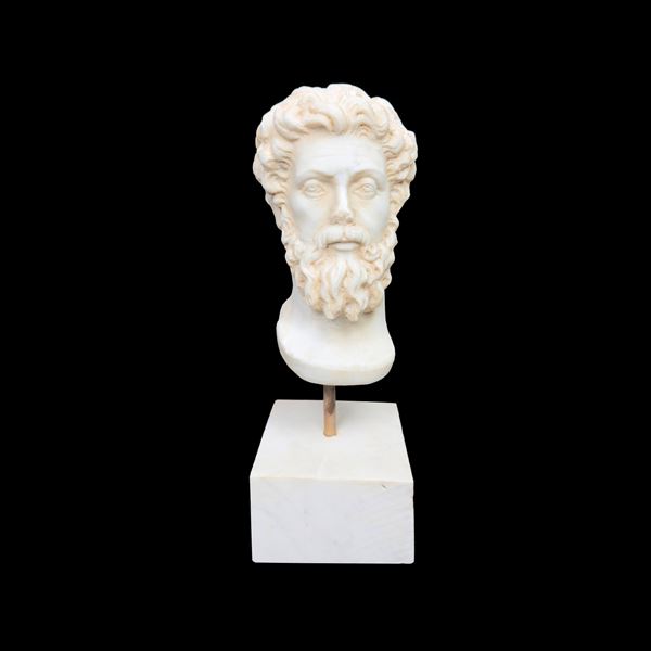 Testa dell'imperatore Marco Aurelio in marmo staturario