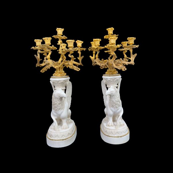 Coppia di candelabri a 7 luci in marmo bianco e bronzo dorato