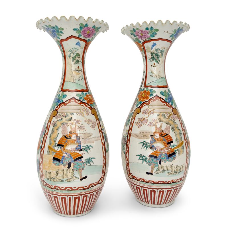 Coppia di vasi a bulbo in porcellana bianca e policroma, Arte Orientale