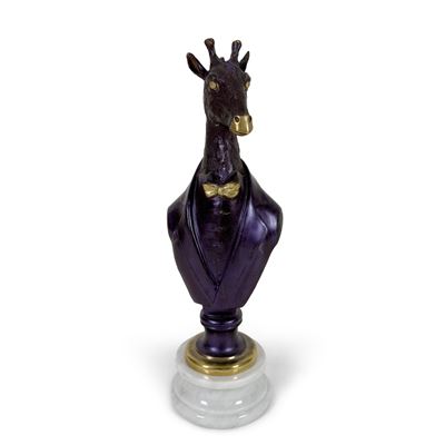 Busto di giraffa con giacca e papillon, bronzo patinato viola e dorato