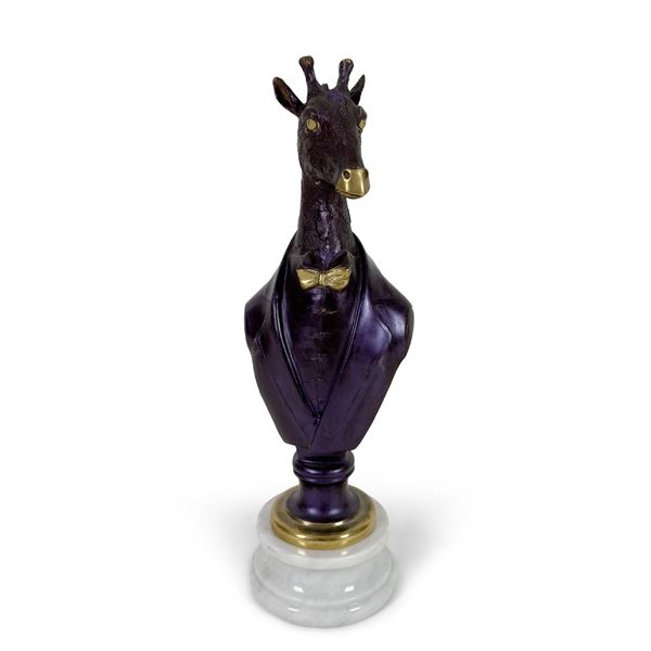 Busto di giraffa con giacca e papillon, bronzo patinato viola e dorato