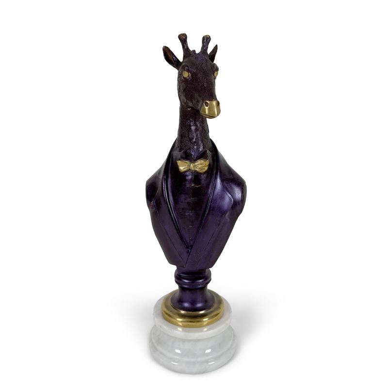 Busto di giraffa con giacca e papillon, bronzo patinato viola e dorato
