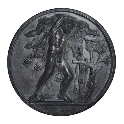 Grande placca circolare in marmo nero, raffigurante Ercole con leone e cinghiale
