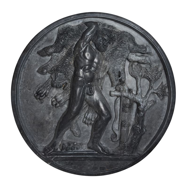 Grande placca circolare in marmo nero, raffigurante Ercole con leone e cinghiale