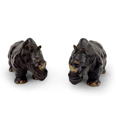 Coppia di rinoceronti, scultura in bronzo patinato con particolari dorati