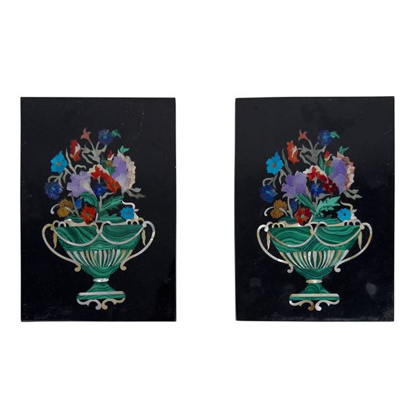 Coppia di placche rettangolari in marmo nero intarsiate in marmi policromi e pietre dure