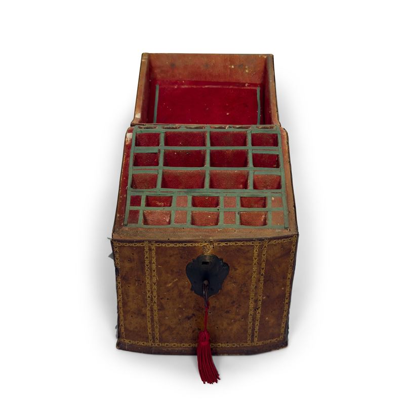 Custodia per posate a 24 scomparti rivestita in cuoio, XVIII secolo