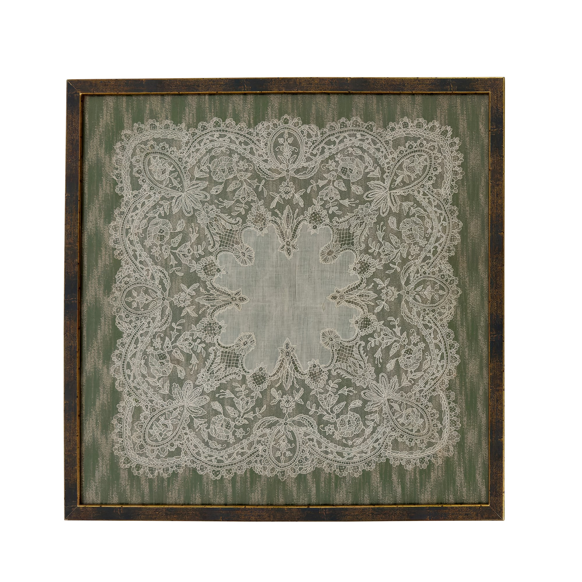 Due fazzoletti e un piccolo drappo, epoche diverse