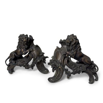 Alari in bronzo patinato, a forma di leone con stemma, XIX secolo
