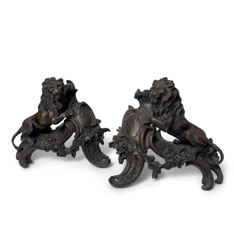 Alari in bronzo patinato, a forma di leone con stemma, XIX secolo