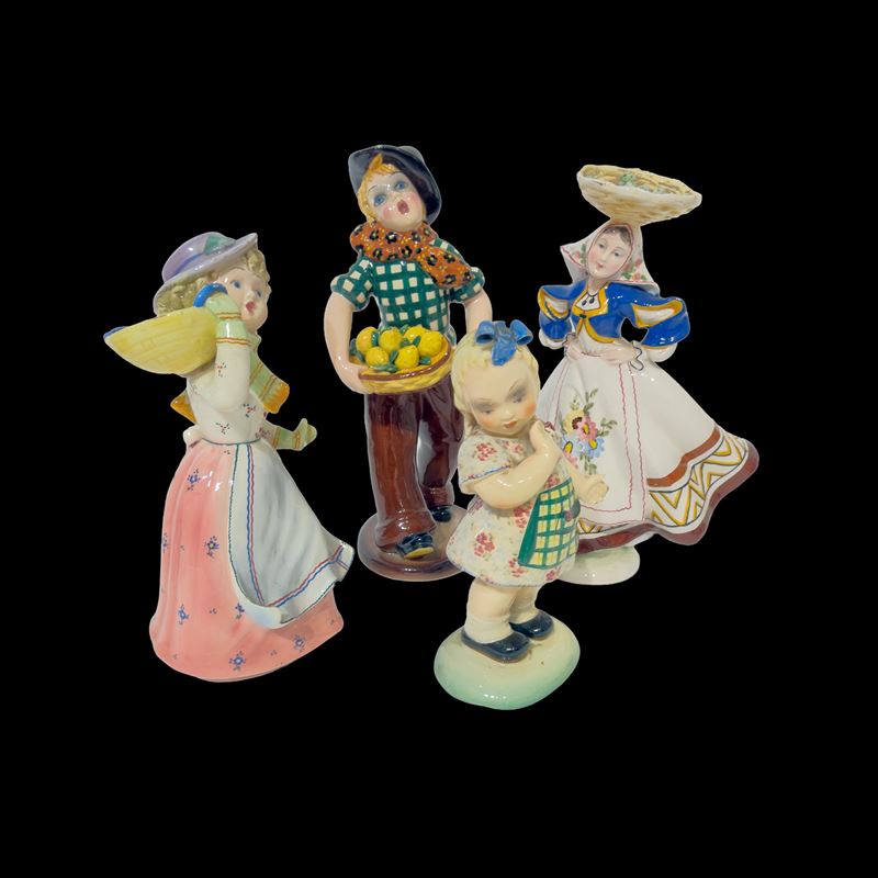 Collezione di quattro sculture in ceramica bianca e policroma, anni '40-'50