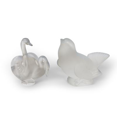Lalique, Gruppo con due cigni e scultura raffigurante un passero in cristallo satinato