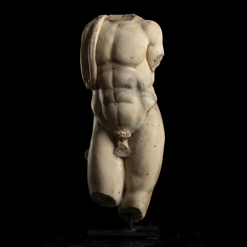 Torso acefalo in marmo statuario, h. cm. 45