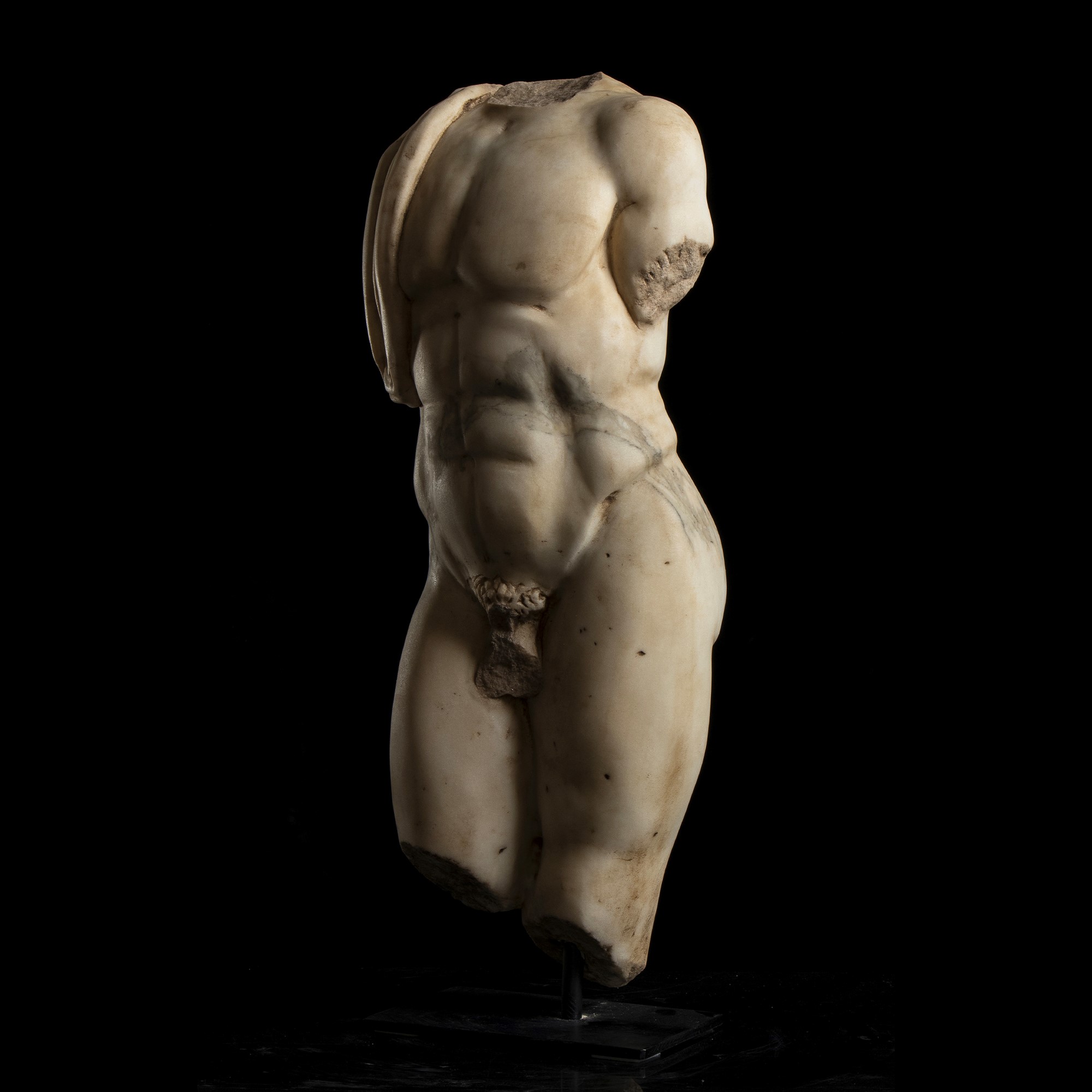 Torso acefalo in marmo statuario, h. cm. 45