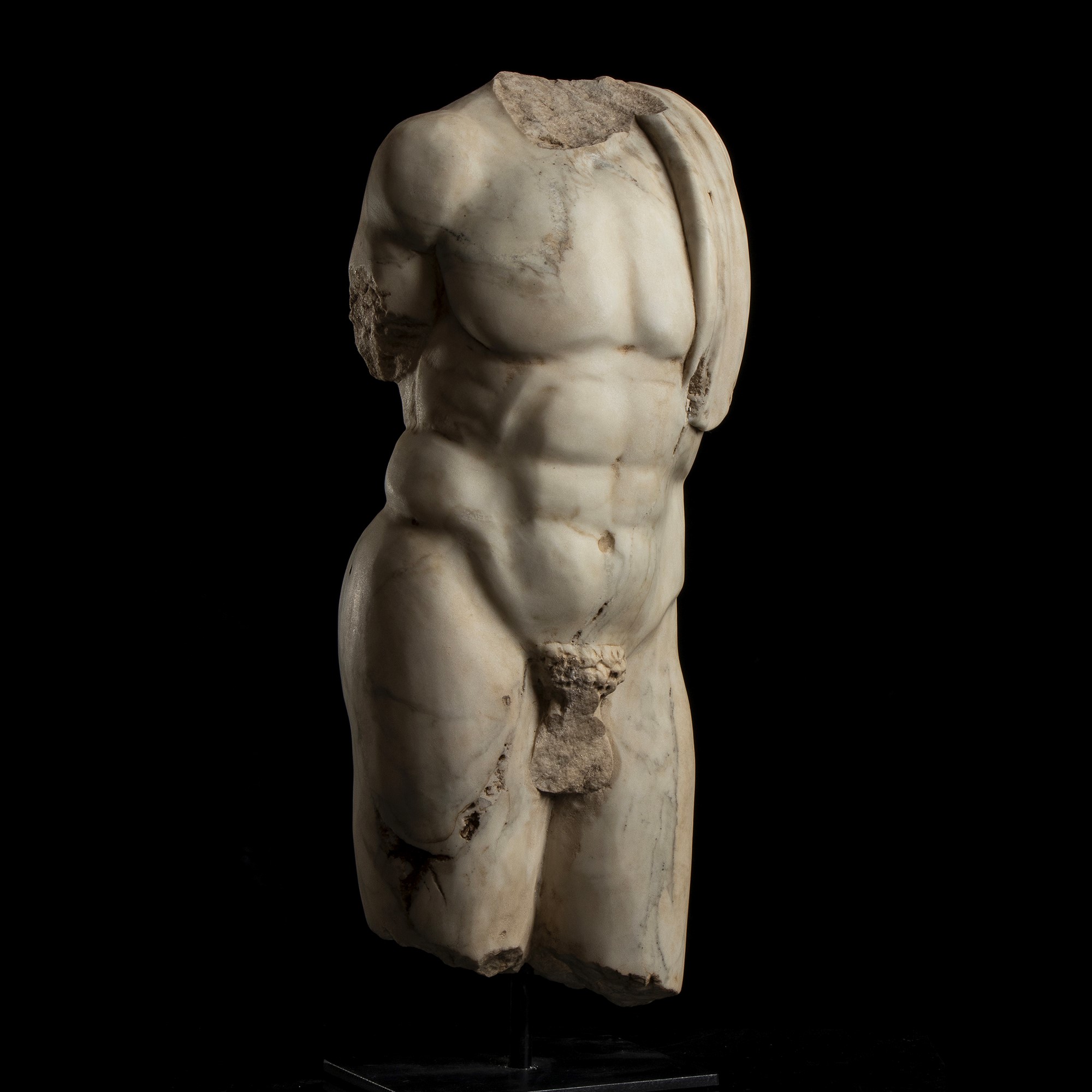 Torso acefalo in marmo statuario, h. cm. 45