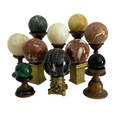 Collezione di 10 sfere in marmo con basette in legno e bronzo dorato