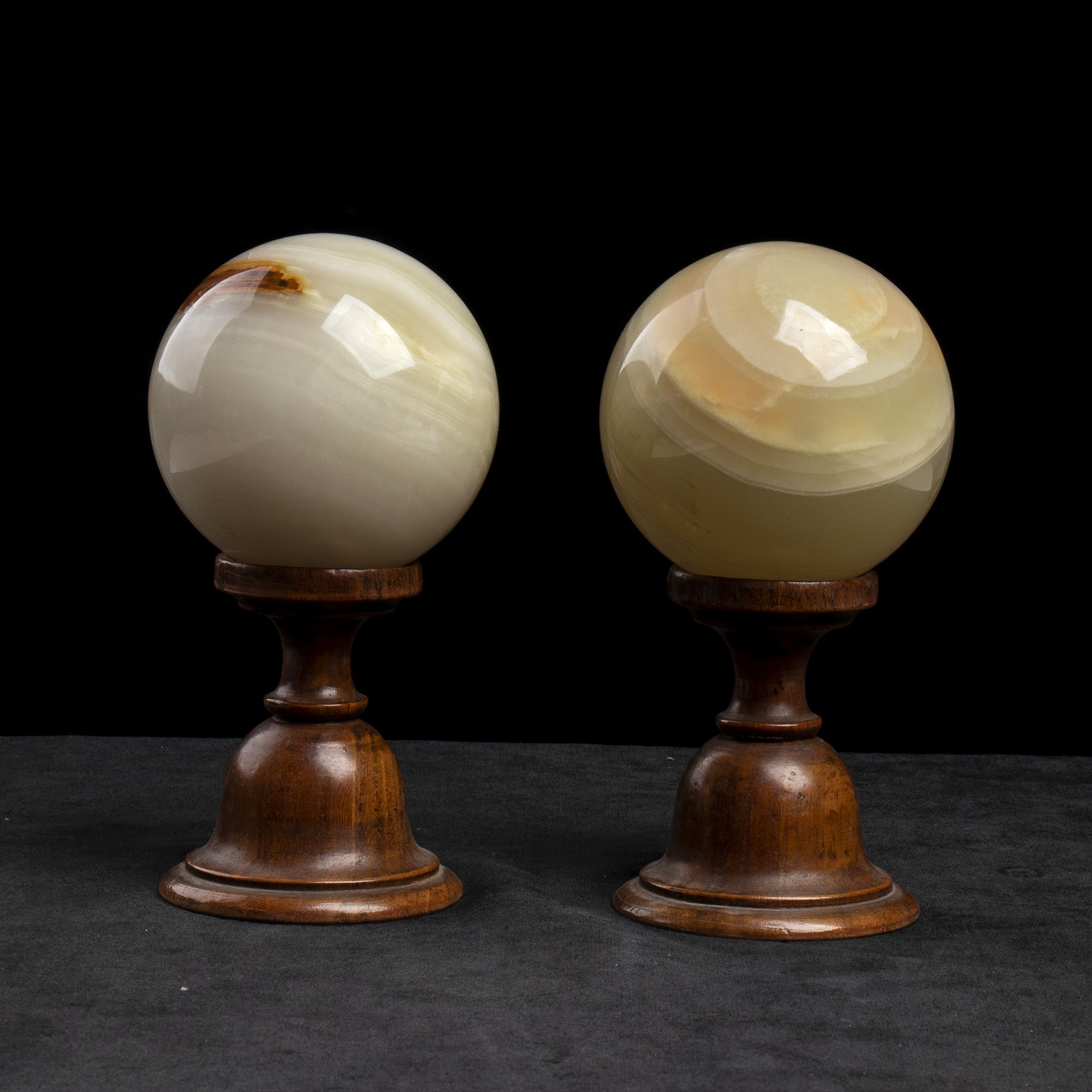 Collezione di 10 sfere in marmo con basette in legno e bronzo dorato