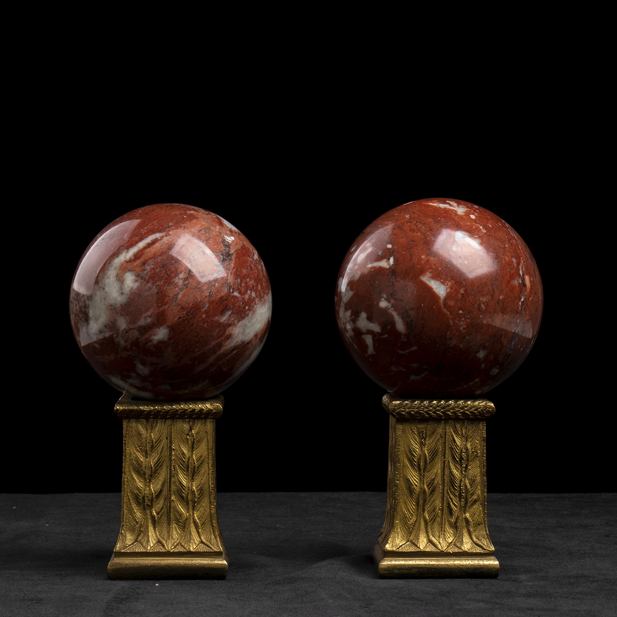 Collezione di 10 sfere in marmo con basette in legno e bronzo dorato
