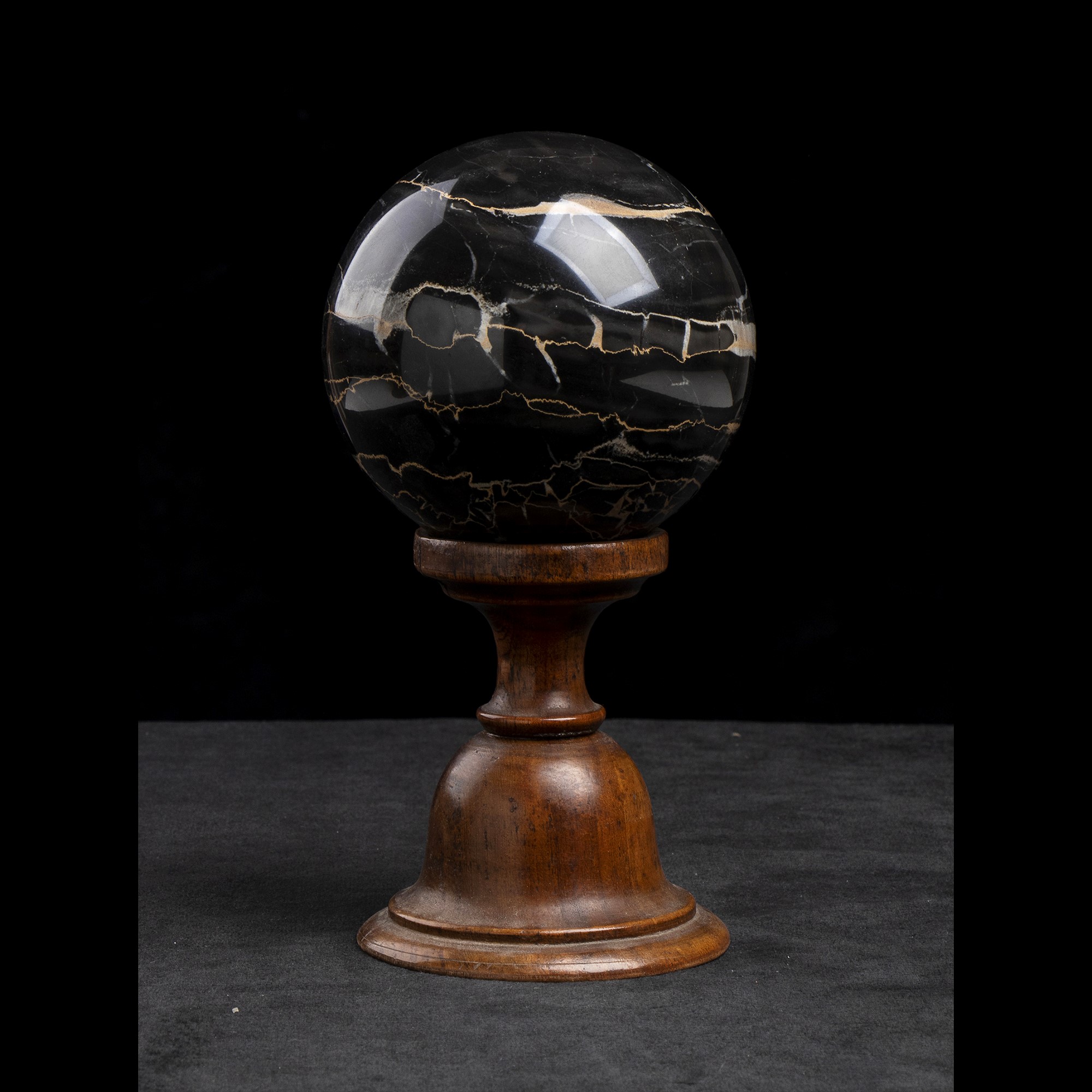 Collezione di 10 sfere in marmo con basette in legno e bronzo dorato