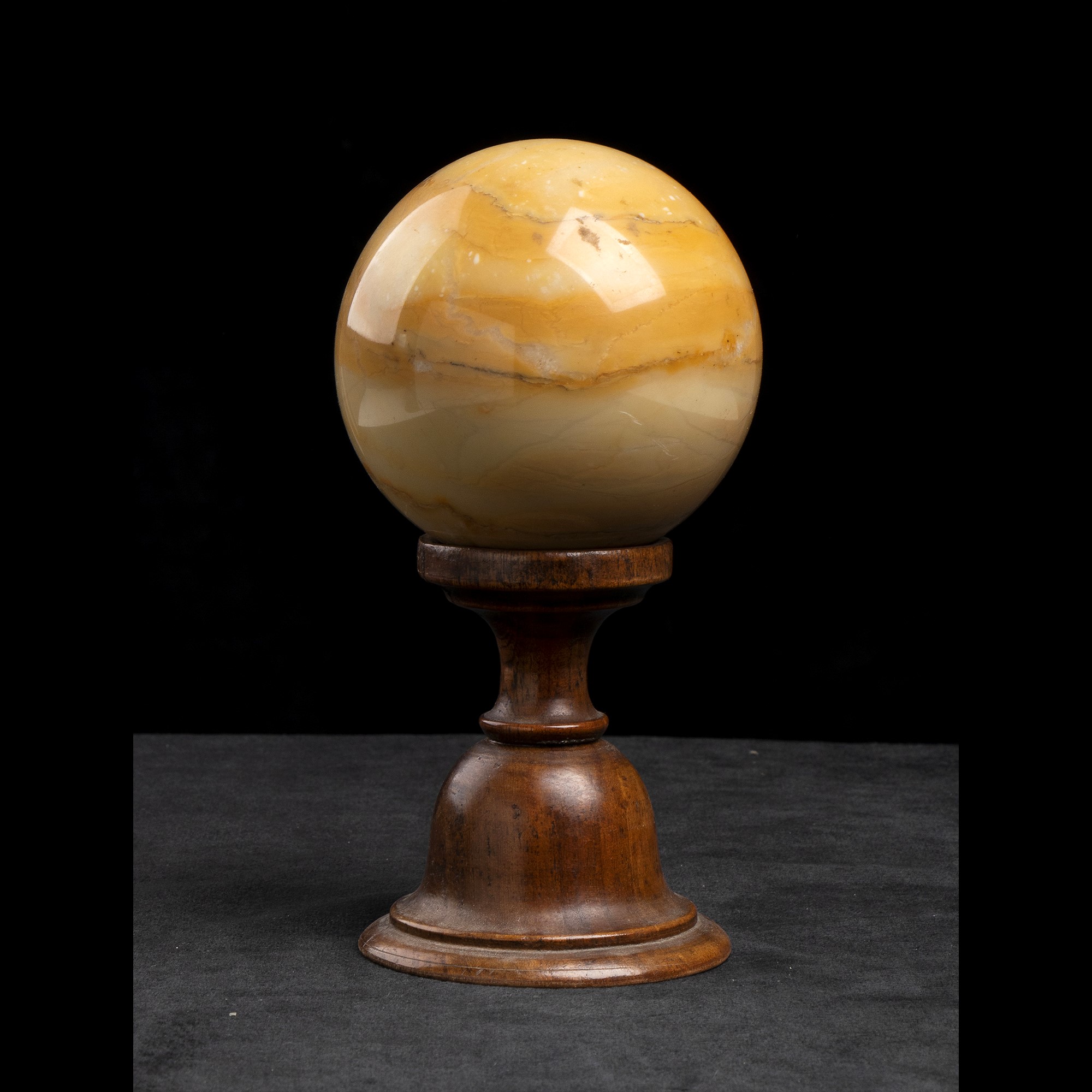 Collezione di 10 sfere in marmo con basette in legno e bronzo dorato