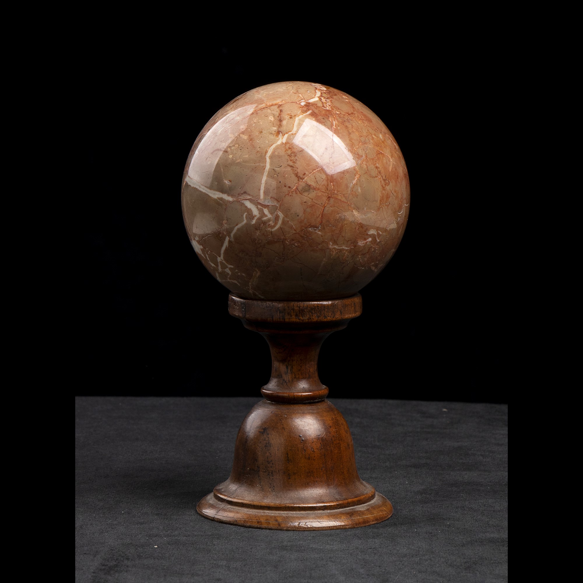Collezione di 10 sfere in marmo con basette in legno e bronzo dorato