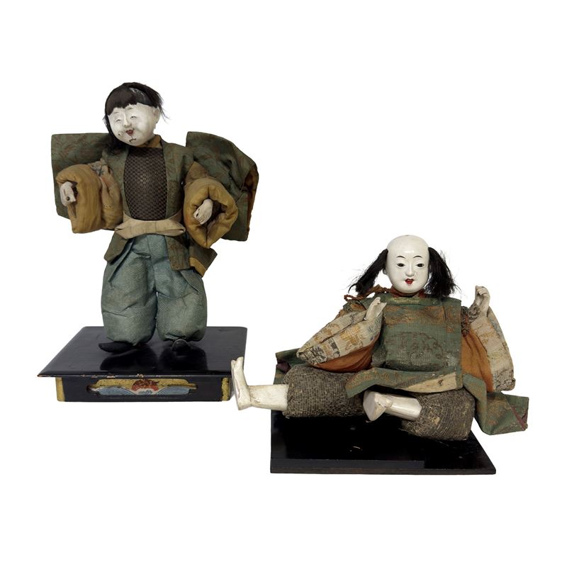 Due figure di orientali in legno laccato bianco, Giappone