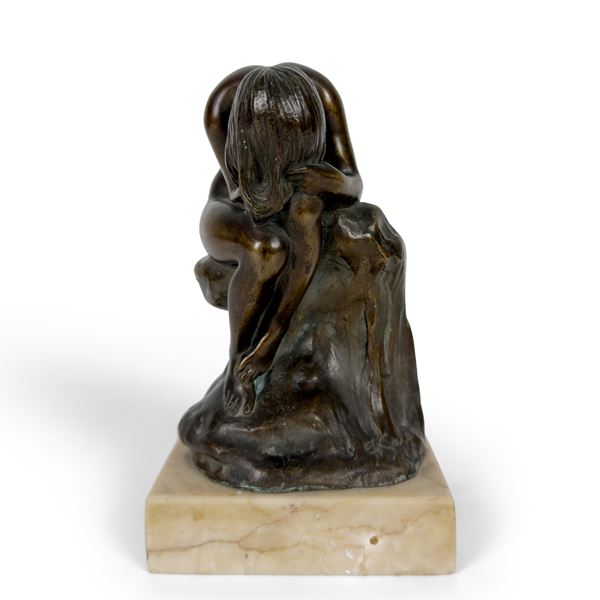 Donna accovacciata, bronzo patinato, inizi del XX secolo