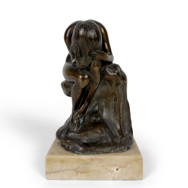 Donna accovacciata, bronzo patinato, inizi del XX secolo