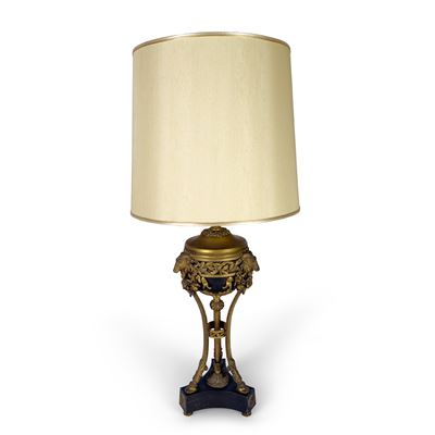 Lume da tavolo a tripode in metallo dorato e patinato con cesellature decorative