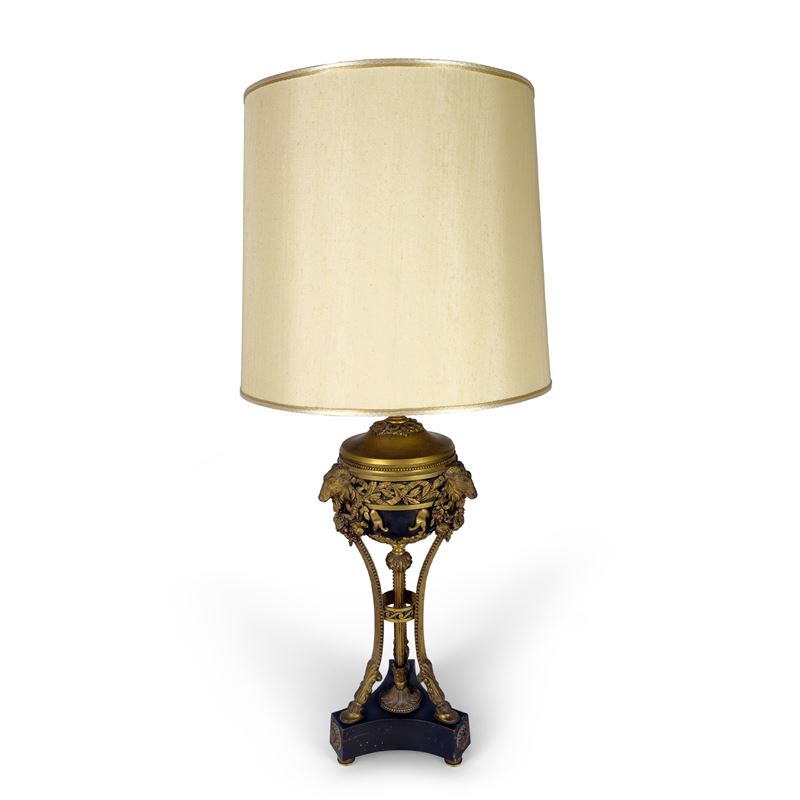 Lume da tavolo a tripode in metallo dorato e patinato con cesellature decorative