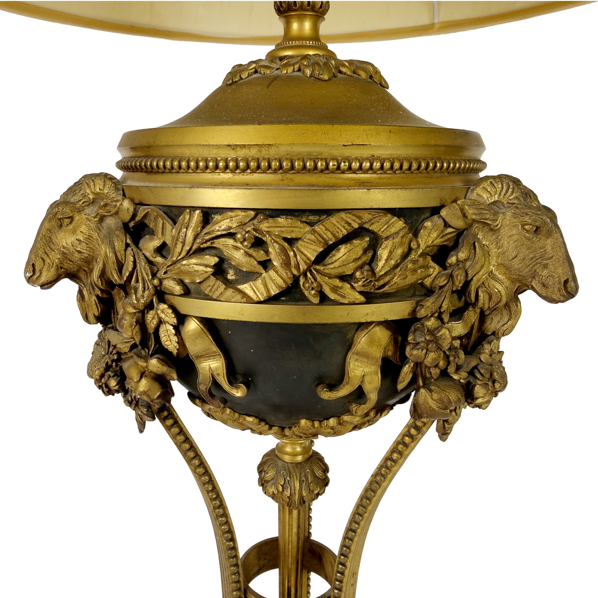 Lume da tavolo a tripode in metallo dorato e patinato con cesellature decorative