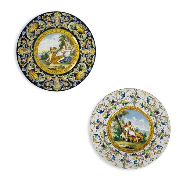 Due piatti in maiolica policroma