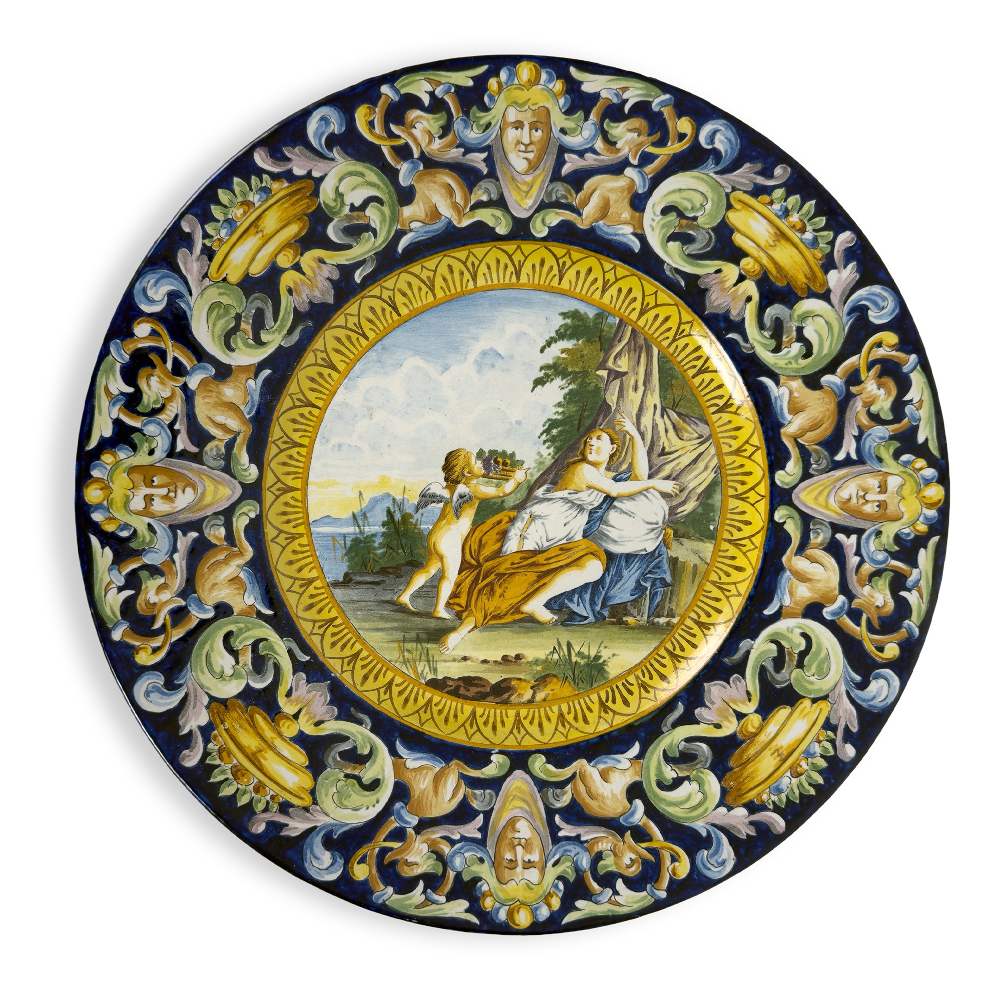 Due piatti in maiolica policroma, decorazioni a raffaellesche
