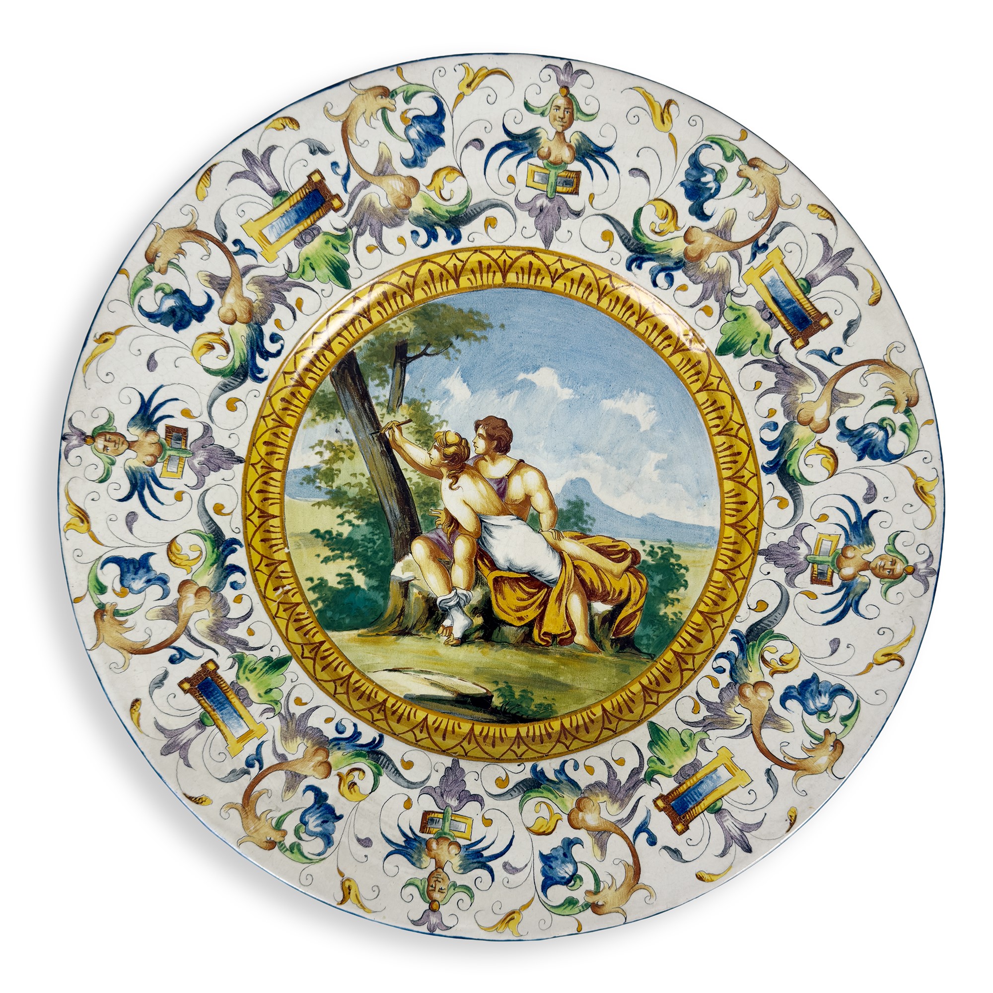 Due piatti in maiolica policroma, decorazioni a raffaellesche