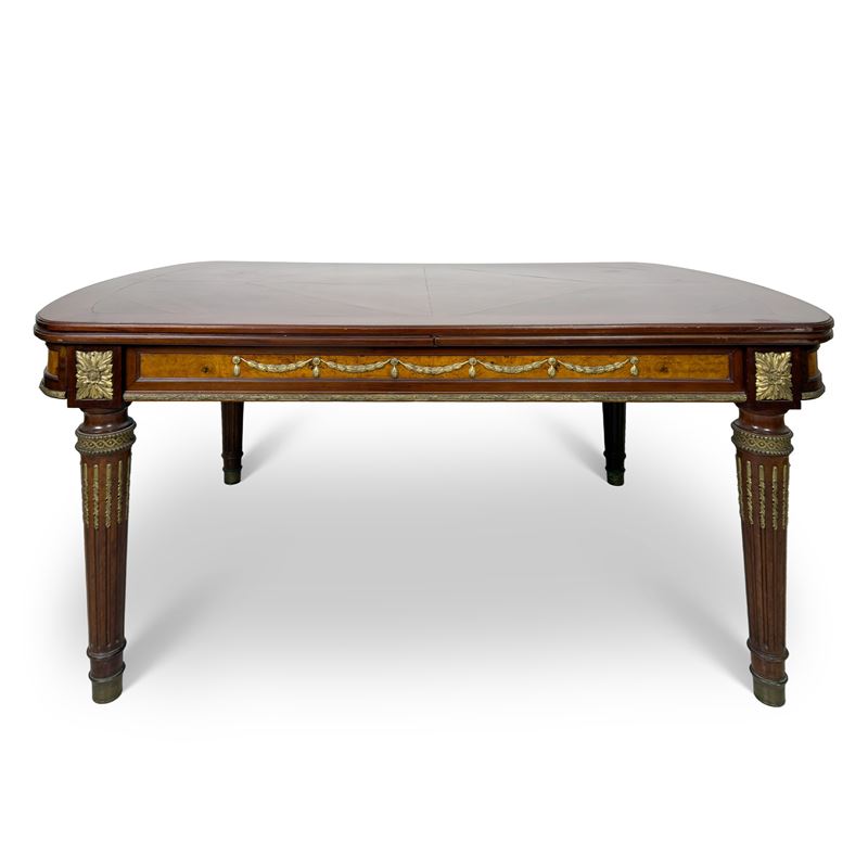 Tavolo impiallacciato in mogano e radica