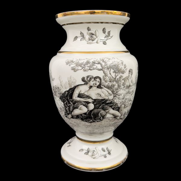 Vaso in opaline bianca con profili dorati