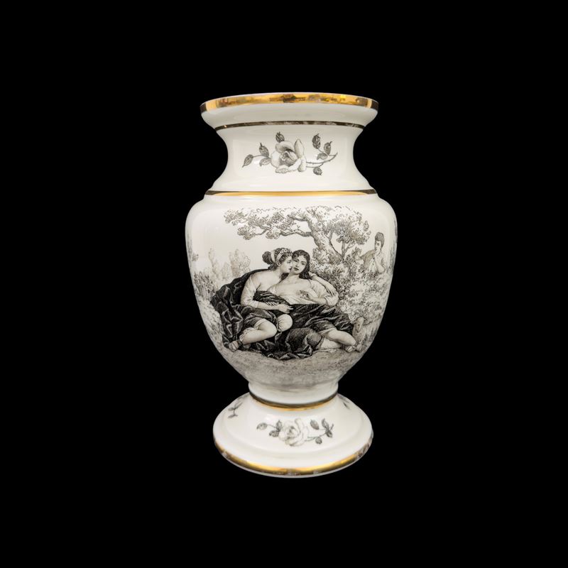 Vaso in opaline bianca con profili dorati