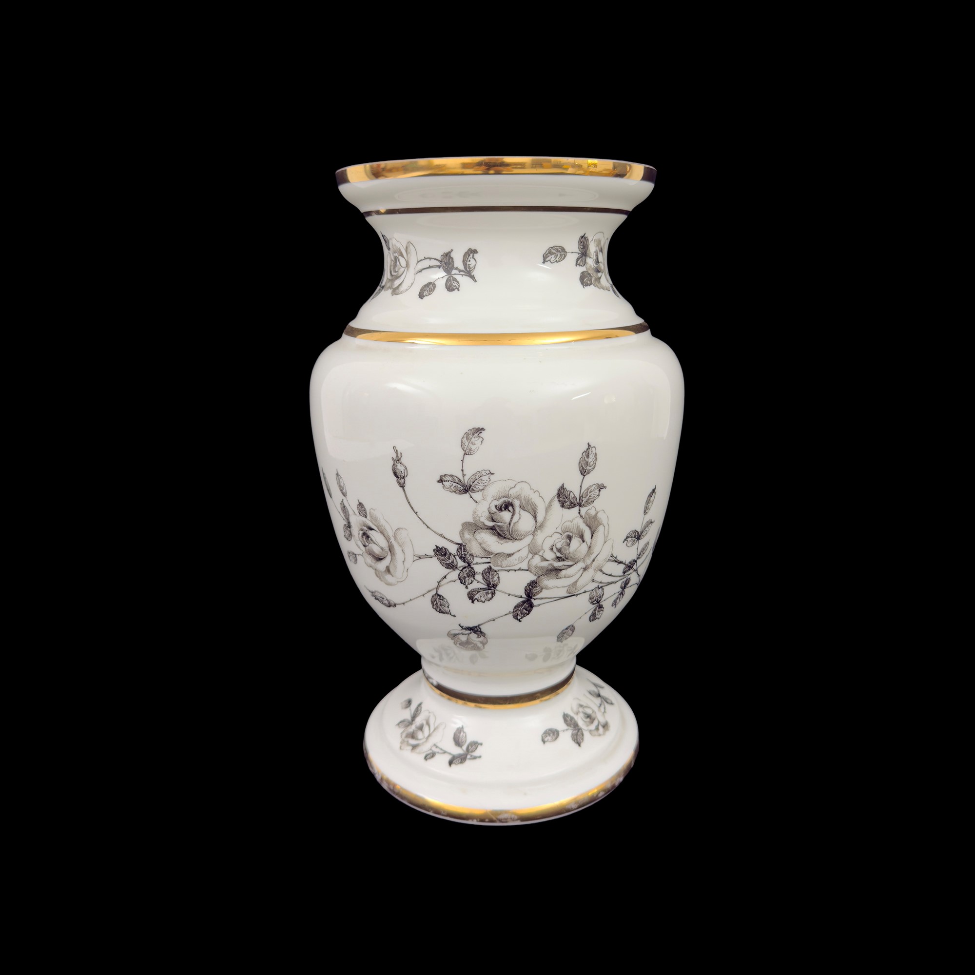 Vaso in opaline bianca con profili dorati