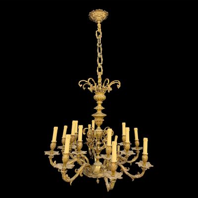 Lampadario in ottone a sedici luci con bracci cesellati