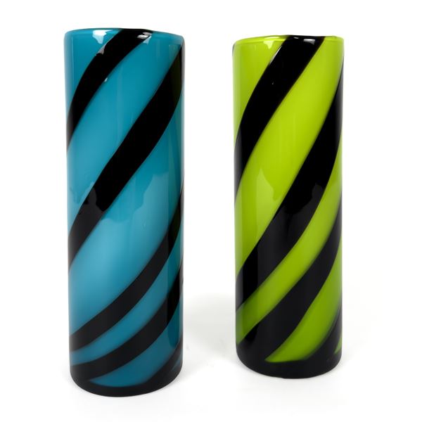 Due vasi a cilindro in vetro azzurro e verde, Murano