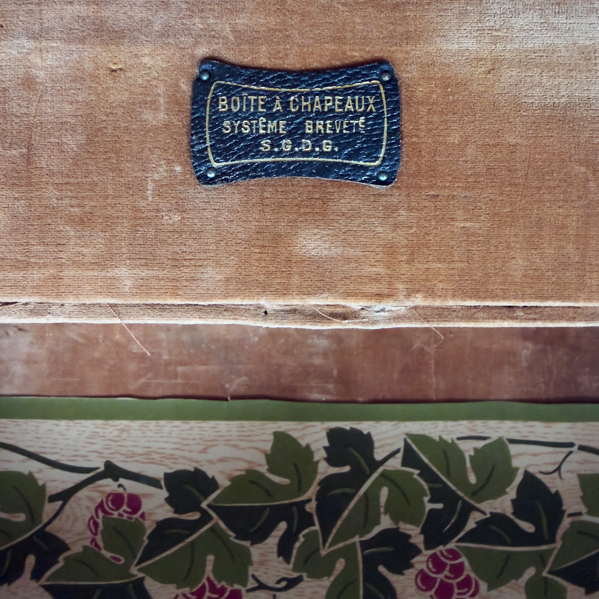 Boîte à chapeaux rivestita in cuoio, bottega parigina, Avenue de l'Opera, inizi del XX secolo