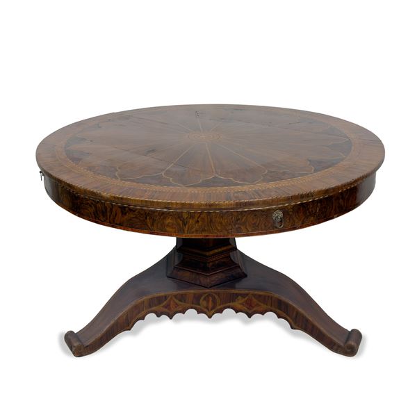 Grande tavolo impiallacciato in noce, radica e legni di essenze pregiate