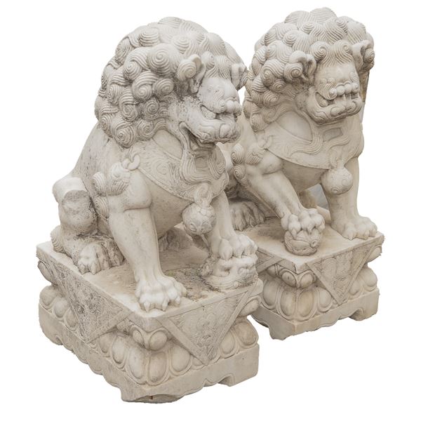 Coppia di cani di Pho in marmo bianco finemente scolpiti