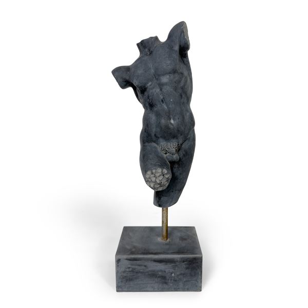 Torso virile in marmo nero