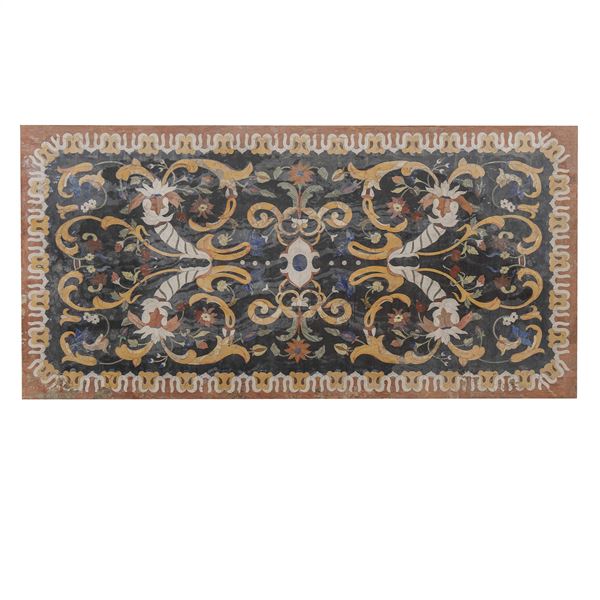 Piano rettangolare intarsiato in marmi policromi e pietre dure