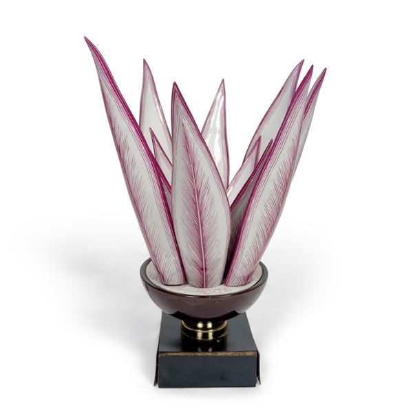 Lampada da tavolo con foglie in porcellana bianca e viola, Prato, Mangani