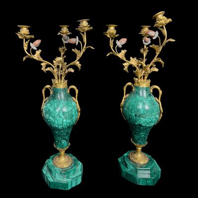Coppia di flambeaux in bronzo dorato con placcatura in malachite, XIX secolo