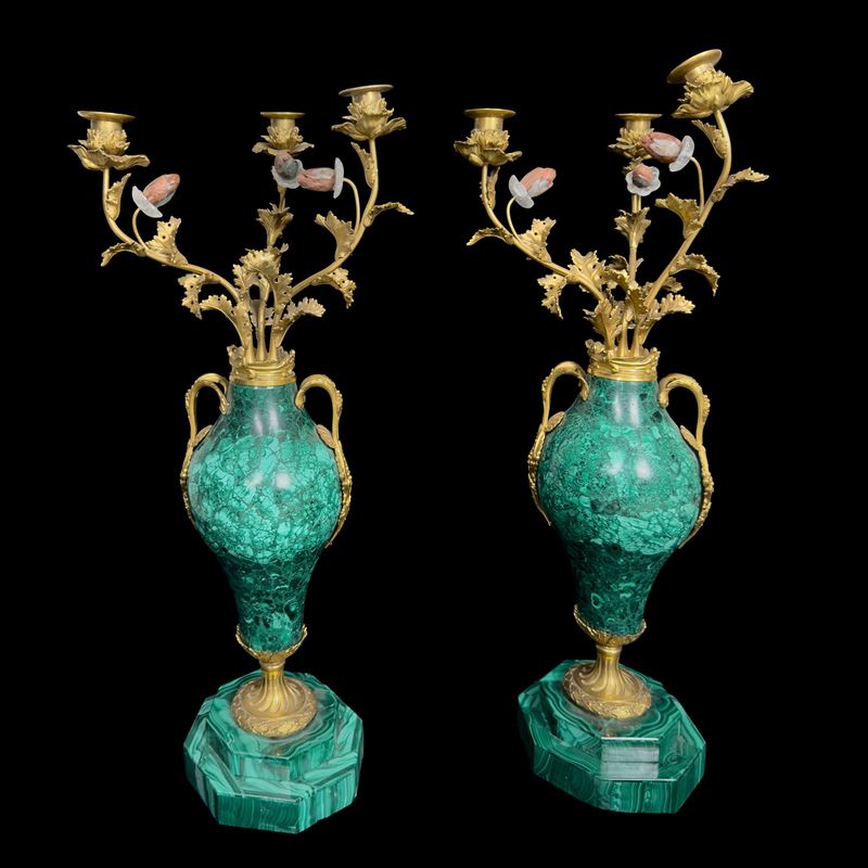 Coppia di flambeaux in bronzo dorato con placcatura in malachite, XIX secolo